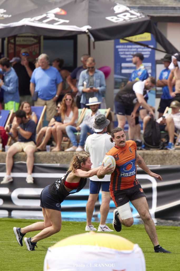 En tant que photographe professionnel passionné par les sports extrêmes et les événements uniques, j'ai réalisé le reportage photographique de cet incroyable événement sportif qu'est l'Ovale du Rugby sur l'eau à La Trinité-sur-Mer
