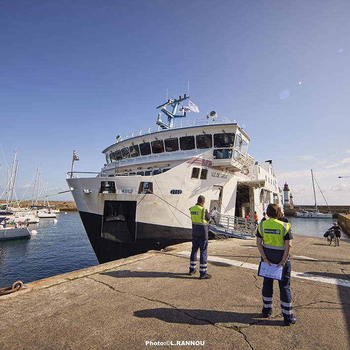 Photographe entreprise Morbihan – déchargement marchandises et véhicules au port de Groix avec Breizh go Océane.