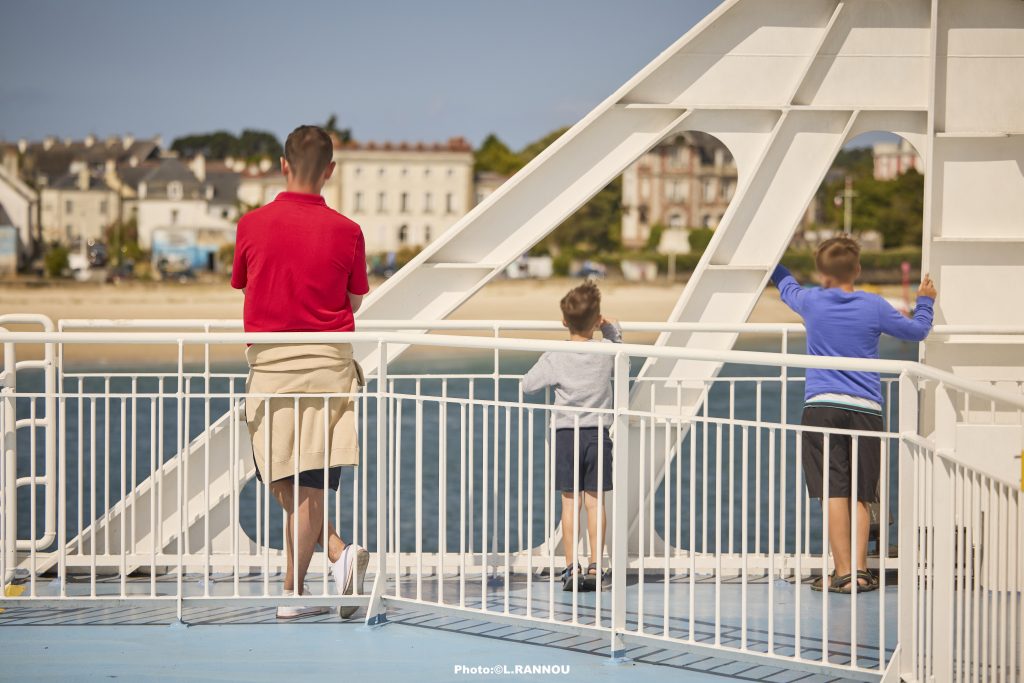 Photographe professionnel Vannes – père et enfants observant l’océan lors d’une arrivée au port.